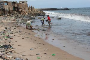 Residents of Tema Newtown fetch water from polluted beach. Pic credit: Jackline Favour